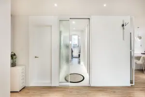 유리도어로 연결된 모던 화이트 복도 공간